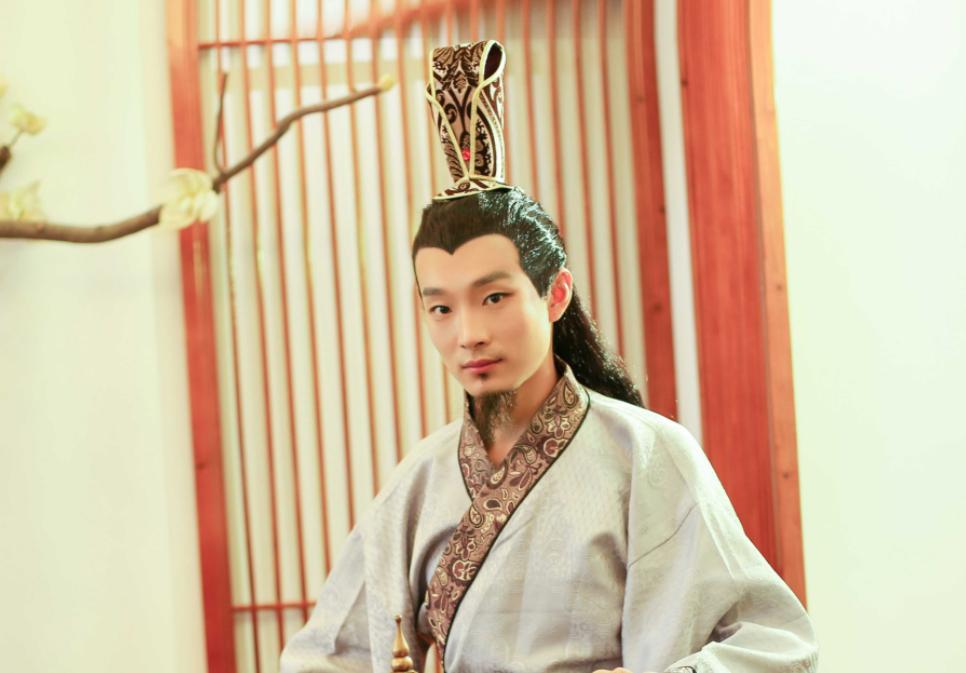 杯弓蛇影与生肖的正面解读，从传统寓言到现代启示