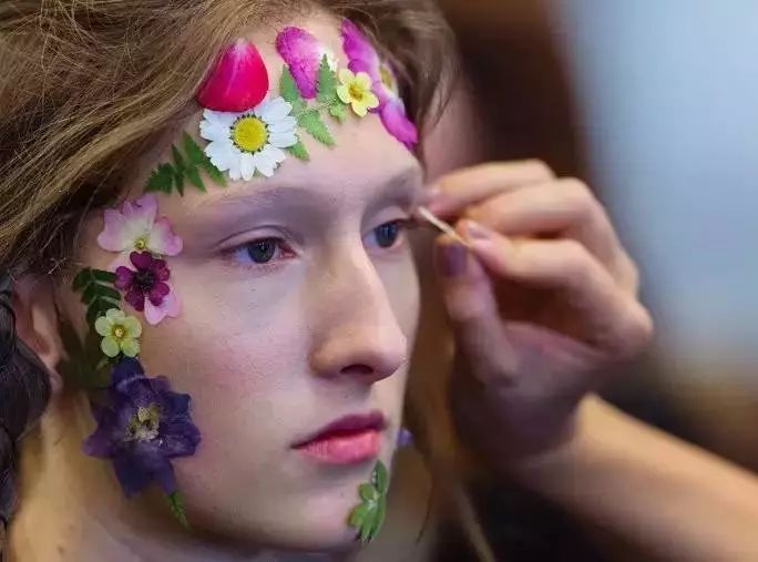 满脸生花,一种独特的情感表达与心理现象解析 满脸生花,一种独特的情感表达与心理现象解析