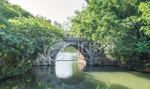 夜半钟声到，生肖揭晓时，精准解析三更半夜的生肖之谜