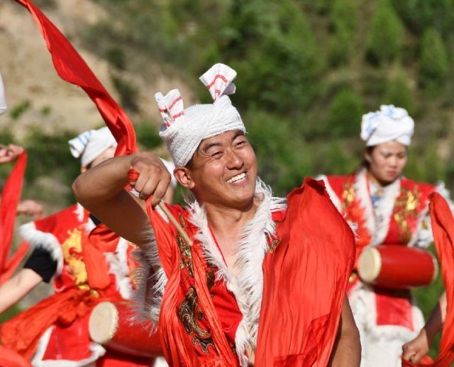 灵活跳跃尘土扬，生肖之兔与时代精神的融合